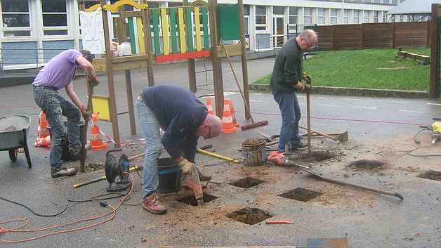 Les Papas Creusent Les Fondations De La Structure De Motricité.