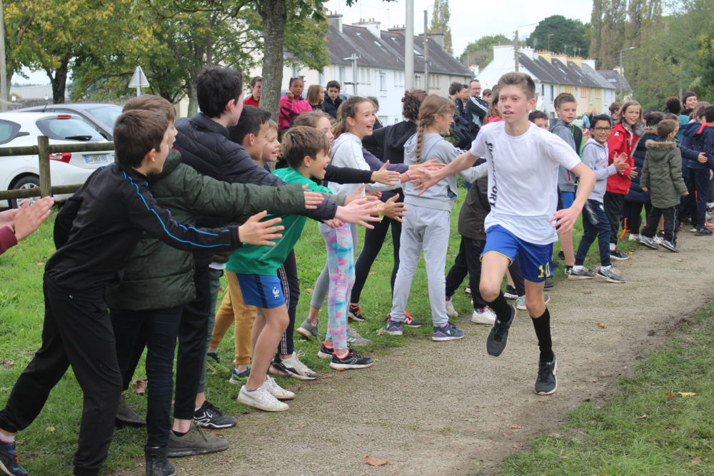 CROSS SOLIDAIRE – 600 élèves De St Jean-Baptiste Et De St Charles Courent Pour “déchaîne Ton Coeur”